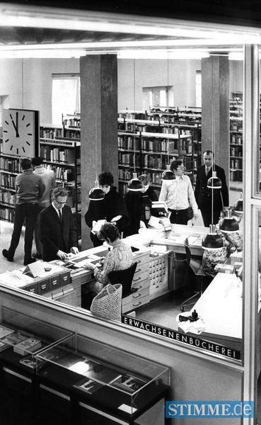 1971 - In der Erwachsenenbücherei im Erdgeschoss warten Leser auf die Verbuchung ihrer ausgewählten Bücher in ihren Leseheften. 1971 - In der Erwachsenenbücherei im Erdgeschoss warten Leser auf die Verbuchung ihrer ausgewählten Bücher in ihren Leseheften.