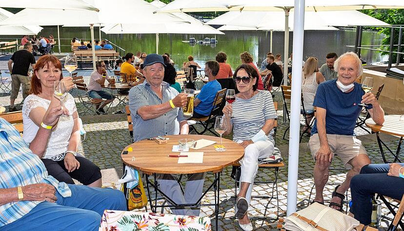 In der Wein Villa direkt am Neckar bekommen die Gäste nach der Anmeldung gelbe Bändchen, wenn sie einen der drei geforderten Nachweise vorlegen können.
Fotos: Mario Berger