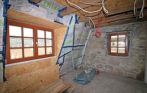 Im oberen Stockwerk des Säuturms sorgt eine Gaube für viel Licht. Hier soll das Schlafzimmer entstehen. Im oberen Stockwerk des Säuturms sorgt eine Gaube für viel Licht. Hier soll das Schlafzimmer entstehen.