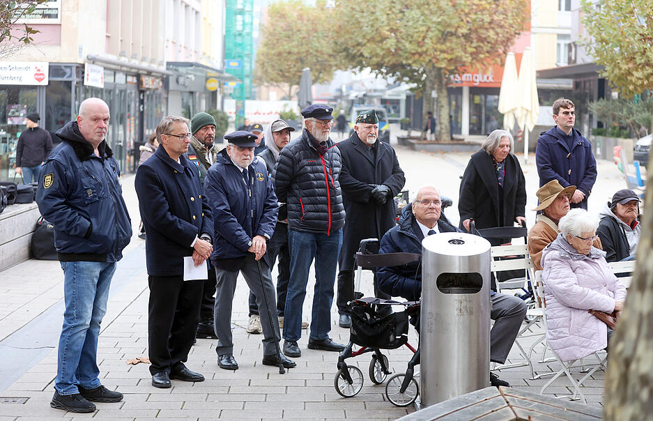 Die Zeremonie ruft zu Mitgefühl und historischem Bewusstsein auf. Die Zeremonie ruft zu Mitgefühl und historischem Bewusstsein auf.