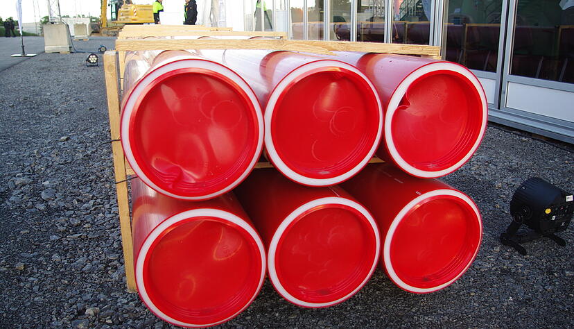 Diese roten Kunststoffrohre werden in den n&auml;chsten Monaten f&uuml;r das Suedlink-Kabel verlegt.