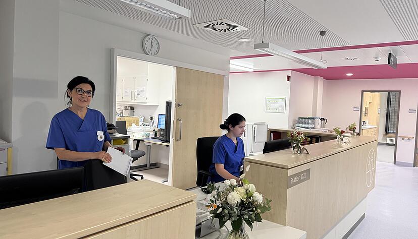 Der Umzug ist in vollem Gange. Während die Patienten ankommen, räumen die Mitarbeiter Arbeitsmaterialien und Unterlagen ein und nehmen Geräte in Betrieb.
