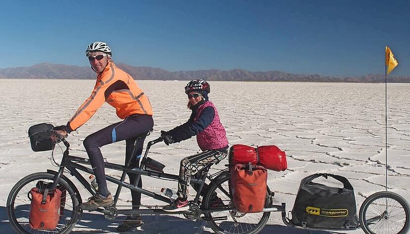Die ersten Reisen verbrachte Emma im Rad-Anhänger, dann auf dem Tandem. Lange schon radelt sie nun selbst mit Papa Uli und Mama Tanja durch die Welt. Die ersten Reisen verbrachte Emma im Rad-Anhänger, dann auf dem Tandem. Lange schon radelt sie nun selbst mit Papa Uli und Mama Tanja durch die Welt.