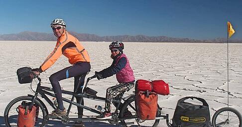 Die ersten Reisen verbrachte Emma im Rad-Anhänger, dann auf dem Tandem. Lange schon radelt sie nun selbst mit Papa Uli und Mama Tanja durch die Welt. Die ersten Reisen verbrachte Emma im Rad-Anhänger, dann auf dem Tandem. Lange schon radelt sie nun selbst mit Papa Uli und Mama Tanja durch die Welt.