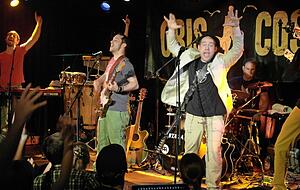 Ein Bild aus Vor-Corona-Tagen: Cris Cosmo und Band und als Gast der Rap und Soul-Sänger Mellow Mark rocken ab in der Kapelle im Schloss in Brackenheim. Ein Bild aus Vor-Corona-Tagen: Cris Cosmo und Band und als Gast der Rap und Soul-Sänger Mellow Mark rocken ab in der Kapelle im Schloss in Brackenheim.