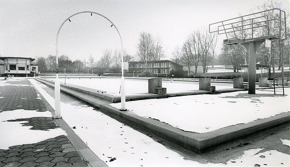 Februar 1987: Das alte Neckarsulmer Freibad am Pichterich soll einem neuen Freizeitbad weichen, das mit vielerlei Attraktionen ausgestattet sein wird.