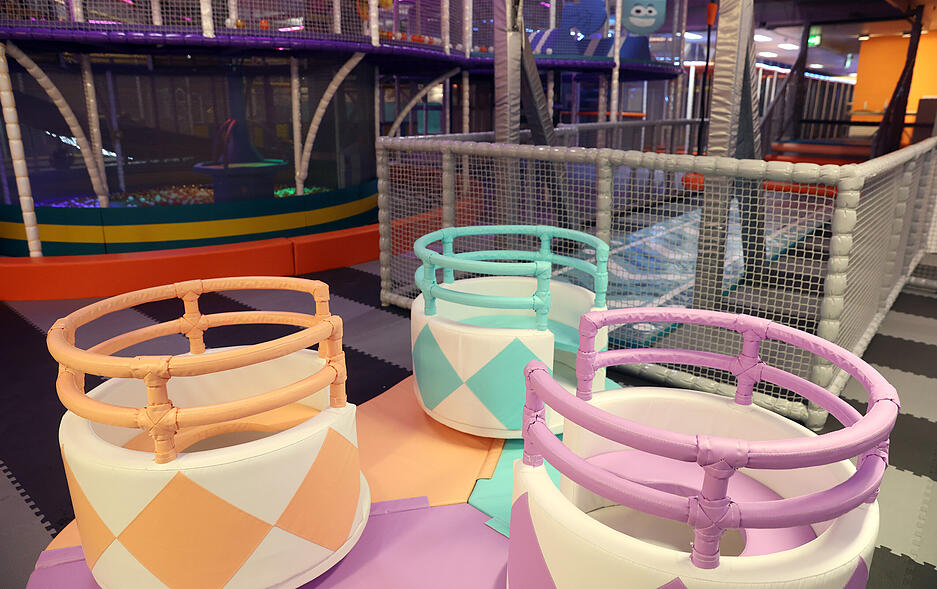 Karussells, Bahnen für Autorennen, Kletter- und Geschicklichkeitsparcours sind aufgebaut. Karussells, Bahnen für Autorennen, Kletter- und Geschicklichkeitsparcours sind aufgebaut.