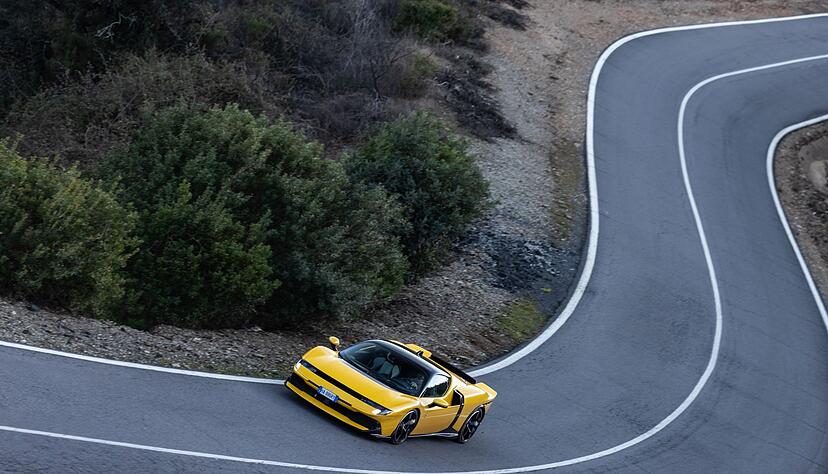 Saus und Braus: Ja, der Ferrari 849 Testarossa ist wahnsinnig teuer - ihm zuzuschauen ist gratis, falls man mal einen sieht. Saus und Braus: Ja, der Ferrari 849 Testarossa ist wahnsinnig teuer - ihm zuzuschauen ist gratis, falls man mal einen sieht.