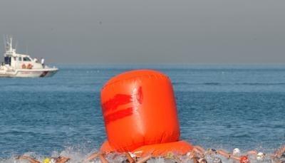 Die Langstreckenschwimmerinnen umschwimmen die Wende-Boje. Die Langstreckenschwimmerinnen umschwimmen die Wende-Boje.