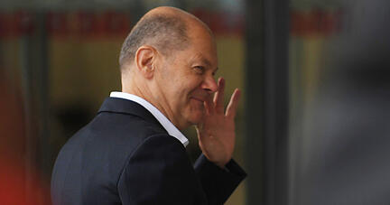 Olaf Scholz, SPD-Kanzlerkandidat und Finanzminister, kommt zu dem Tagungsort für die Sondierungsgespräche. Heute beraten die SPD mit der FDP und Bündnis 90/Die Grünen erneut zur Bildung einer neuen Bundesregierung nach der Bundestagswahl. +++ dpa-Bildfunk +++
