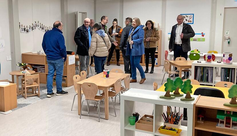 Mitglieder des Gemeinderats und der Verwaltung besichtigten im November das Wasserschaden-Ausweichquartier des Kindergartens.
