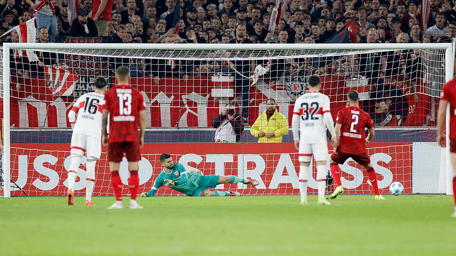 Kurz vor der Halbzeit gab es einen Elfmeter für den 1. FC Kaiserslautern, der bei VfB-Fans für Frust sorgte. Eine Fehlentscheidung! Kurz vor der Halbzeit gab es einen Elfmeter für den 1. FC Kaiserslautern, der bei VfB-Fans für Frust sorgte. Eine Fehlentscheidung!