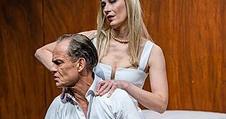 Erst einmal die Nackenverspannung l&ouml;sen, dann Himmlers Geburtstag feiern. Die Geschwister Rudolf (Matthias Leja) und Vera H&ouml;ller (Katharina Hauter) teilen Gesinnung und Bett.