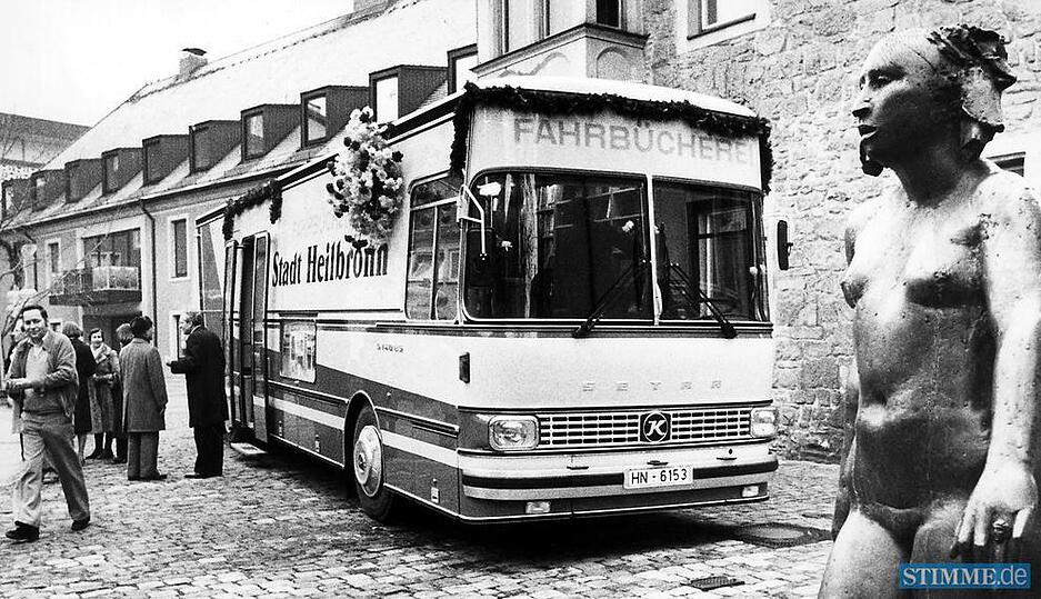 1981: Der Sattelschlepper wird von einem blau-weißen komfortablen Bus abgelöst. 1981: Der Sattelschlepper wird von einem blau-weißen komfortablen Bus abgelöst.