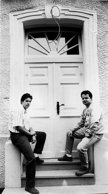 1. Oktober 1993. Das Alte Theater ist eröffnet, Gastronomie und Hotel nehmen den Betrieb auf. Geschäftsführer Steffen Müller (li) und Uwe Schöneck erwarten die Gäste. 1. Oktober 1993. Das Alte Theater ist eröffnet, Gastronomie und Hotel nehmen den Betrieb auf. Geschäftsführer Steffen Müller (li) und Uwe Schöneck erwarten die Gäste.