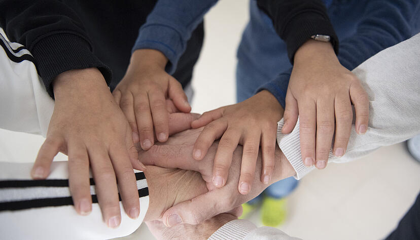 Leo und seine Schwester Alice legen ihre Hände auf die ihrer Pflegeeltern. Die beiden Elfjährigen leben, seit sie ein paar Monate alt waren, bei dem Ehepaar Schneider im Kreis Offenbach (Namen der Kinder und des Ehepaars geändert). +++ dpa-Bildfunk +++ Leo und seine Schwester Alice legen ihre Hände auf die ihrer Pflegeeltern. Die beiden Elfjährigen leben, seit sie ein paar Monate alt waren, bei dem Ehepaar Schneider im Kreis Offenbach (Namen der Kinder und des Ehepaars geändert). +++ dpa-Bildfunk +++