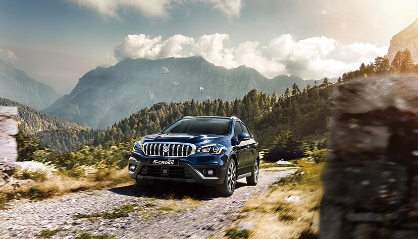 Rustikaler Auftritt in rustikalen Gefilden: Der kleine Suzuki fährt optisch kernig vor. Rustikaler Auftritt in rustikalen Gefilden: Der kleine Suzuki fährt optisch kernig vor.