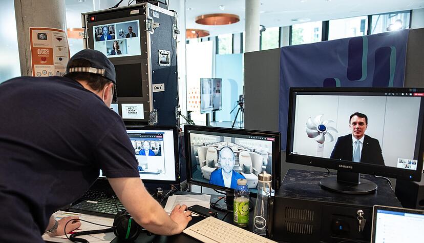 Die Technik hinter den Kulissen beim Weltmarktf&uuml;hrer-Treffen. Im kommenden Jahr soll es wieder analog in Schw&auml;bisch Hall stattfinden. 
Foto: Gipfeltreffen der Weltmarktf&uuml;hrer