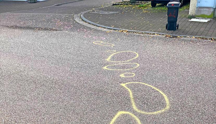 Blutspuren führen von den Bahngleisen am Bahnhof in Leingarten in Richtung Zentrum. Die Polizei hat die Stellen markiert. Blutspuren führen von den Bahngleisen am Bahnhof in Leingarten in Richtung Zentrum. Die Polizei hat die Stellen markiert.