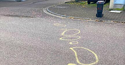 Blutspuren führen von den Bahngleisen am Bahnhof in Leingarten in Richtung Zentrum. Die Polizei hat die Stellen markiert. Blutspuren führen von den Bahngleisen am Bahnhof in Leingarten in Richtung Zentrum. Die Polizei hat die Stellen markiert.