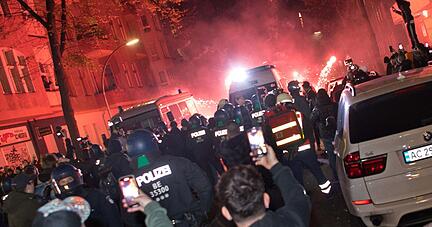 Bei der verbotenen Demonstration in Neukölln wird Pyrotechnik abgebrannt.