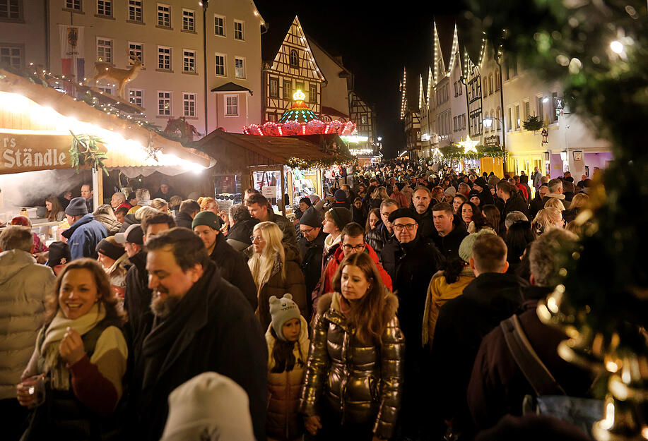 Besucher strömen in Massen durch die Altstadt in Bad Wimpfen. Am ersten Adventswochenende zieht es etliche Menschen auf den bekannten Weihnachtsmarkt.