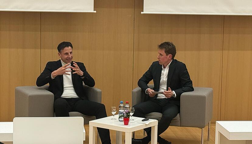 Wirtschaftsrecht-Professor Fabian Brugger (re.) hat in der zweiten Auflage des „Sportstalk@HHN“ Christian Keller zu Gast gehabt. Wirtschaftsrecht-Professor Fabian Brugger (re.) hat in der zweiten Auflage des „Sportstalk@HHN“ Christian Keller zu Gast gehabt.