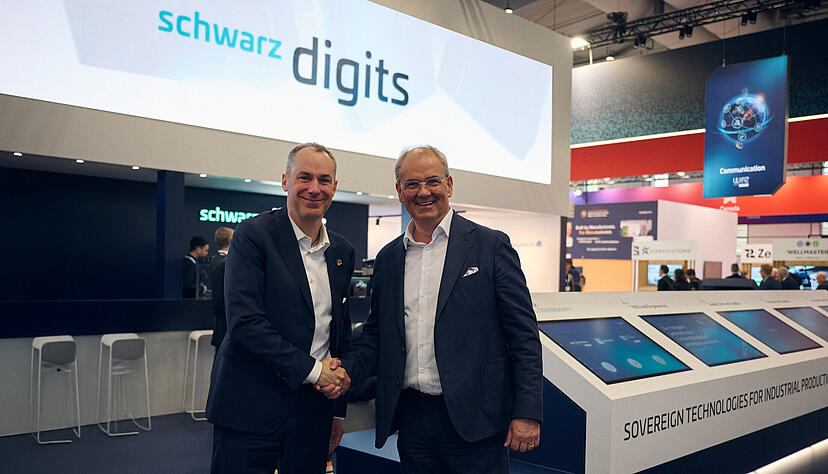 Siemens-Vorstand Cedrik Neike und Bernie Wagner, Vorstand von Schwarz Digits, unterzeichneten den Vertrag auf der Hannover Messe 2026.
