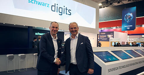 Siemens-Vorstand Cedrik Neike und Bernie Wagner, Vorstand von Schwarz Digits, unterzeichneten den Vertrag auf der Hannover Messe 2026.