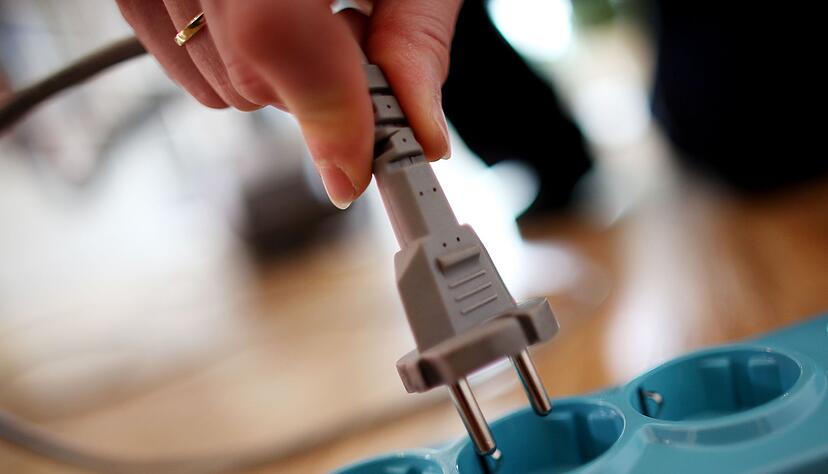 Stecker rein, Strom raus: Wer künftig von einem teuren zu einem günstigeren Anbieter wechseln möchte, kann das in vielen Fällen deutlich schneller tun.