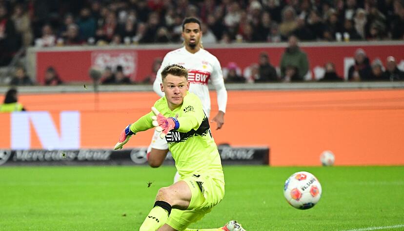 VfB-Torwart Nübel musste schon in der ersten Halbzeit zweimal hinter sich greifen. VfB-Torwart Nübel musste schon in der ersten Halbzeit zweimal hinter sich greifen.