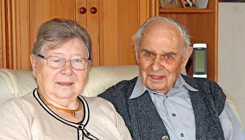 Hannelore und Karl Wagner sind seit 65 Jahren glücklich verheiratet. Und sie sind dankbar, dass sie sich noch selbst versorgen können. Foto: Gabi Muth