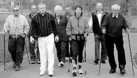 Eva M&ouml;st und Harald Schmieg mit der Nordic Walking Gruppe f&uuml;r Beinamputierte. Einmal in der Woche treffen sie sich am Freibad Neckarhalde zum Training. Ob langsam oder schnell - jeder lernt seine Grenzen kennen. (Foto: Marc Schmerbeck)
