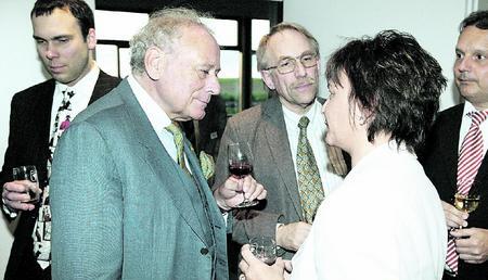 Stets umringt war Reinhold Würth beim Kontaktabend in der Firma Portolan in Ilsfeld, die zur Würth-Gruppe gehört. Der Unternehmer sprach unter anderem über seine familiären Wurzeln im Schozachtal-Ort. (Foto: Claudia Wachter) Stets umringt war Reinhold Würth beim Kontaktabend in der Firma Portolan in Ilsfeld, die zur Würth-Gruppe gehört. Der Unternehmer sprach unter anderem über seine familiären Wurzeln im Schozachtal-Ort. (Foto: Claudia Wachter)