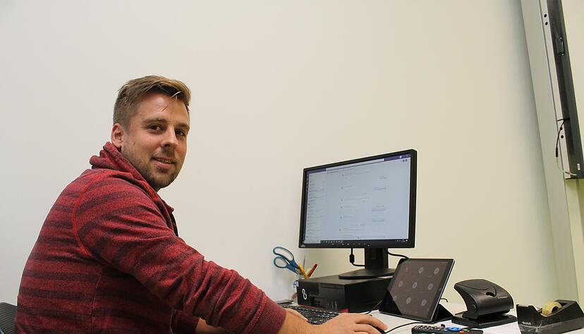 Allein Klassenzimmer der Wolf-von-Gemmingen-Schule: Tobias Mühling bespricht mit den Kindern, die daheim sind, die Aufgaben. Foto: Simon Gajer