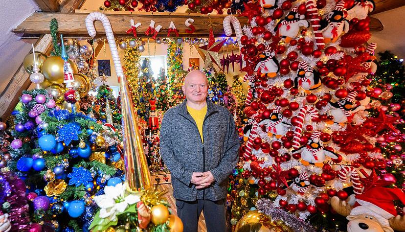 Thomas Jeromin steht inmitten von Weihnachtsb&auml;umen in seinem Haus im Landkreis Schaumburg.