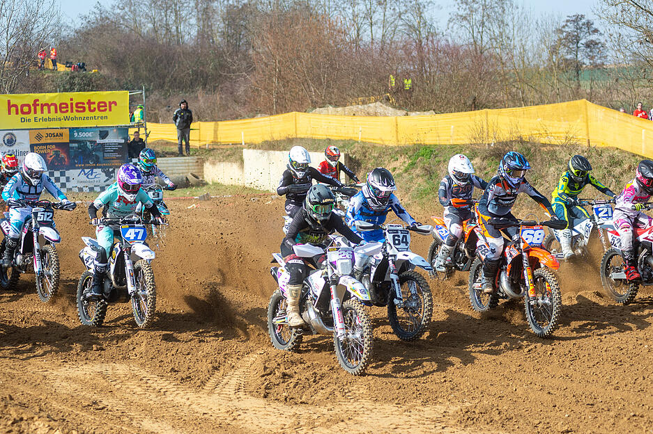 Fahrer und Fahrerinnen aus mehreren Nationen messen sich beim traditionsreichen Motocross-Rennen in verschiedenen Klassen.