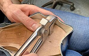 Andreas Schäfer zwickt den Schaft auf den Leisten. Andreas Schäfer zwickt den Schaft auf den Leisten.