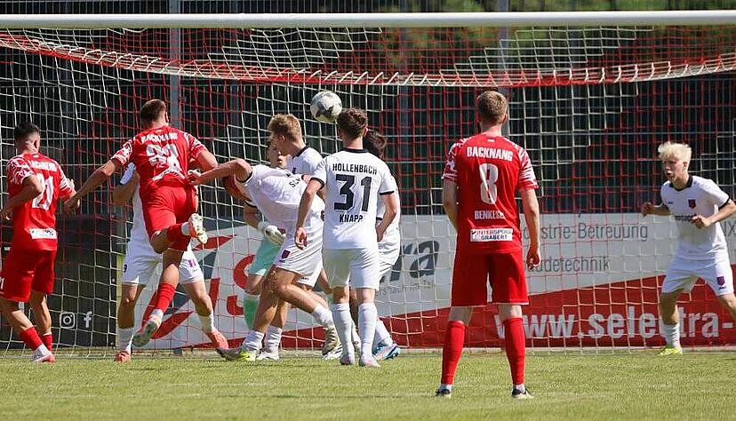 Der Backnanger Mika M&uuml;ller (Nummer 33) hat nach einem Eckball zu viel Platz und trifft kurz vor der Pause zum 1:1-Ausgleich.