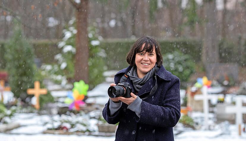 Katja Trost engagiert sich seit eineinhalb Jahren als ehrenamtliche Fotografin bei "Dein Sternenkind".
Foto: Andreas Veigel Katja Trost engagiert sich seit eineinhalb Jahren als ehrenamtliche Fotografin bei "Dein Sternenkind".
Foto: Andreas Veigel