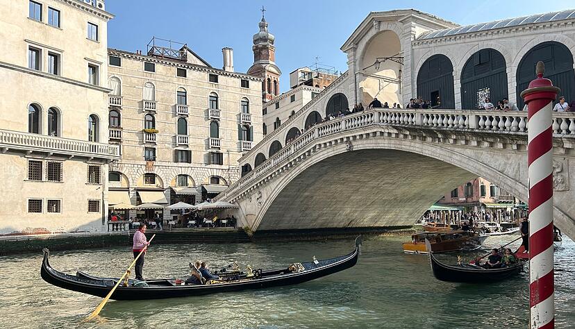 Eine Gondel an der Rialtobrücke in Venedig. In der Nähe der berühmten Brücke geschah 2013 das Unglück. (Symbolfoto) Eine Gondel an der Rialtobrücke in Venedig. In der Nähe der berühmten Brücke geschah 2013 das Unglück. (Symbolfoto)