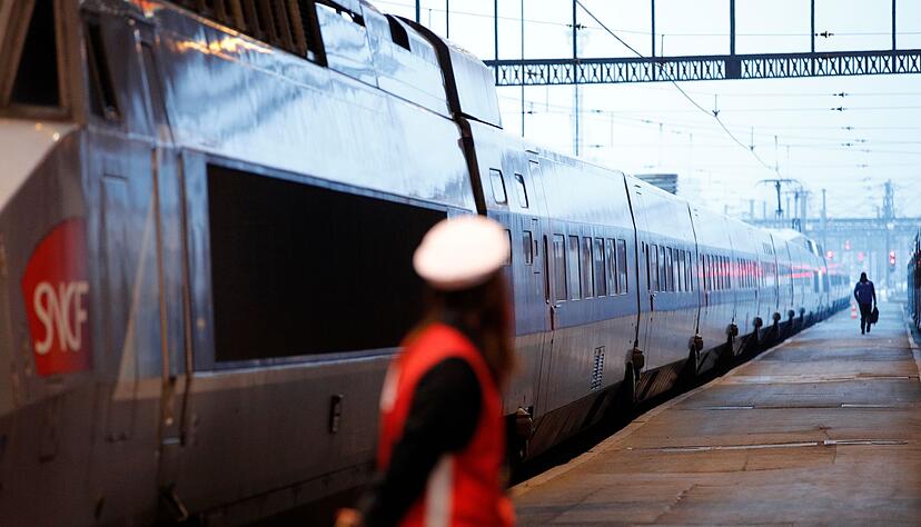 Mit einem Leitfaden mit Bekleidungs- und Schminktipps hat Frankreichs Bahn sich &Auml;rger mit der Gewerkschaft eingehandelt. (Archivbild)