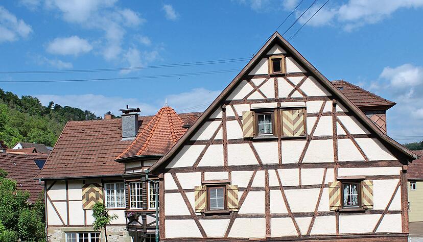Blick über Weißbach und auf das Langenbachtal: Der Teilort Crispenhofen versteckt sich hinter den Bäumen talaufwärts.
Fotos: André Daub Blick über Weißbach und auf das Langenbachtal: Der Teilort Crispenhofen versteckt sich hinter den Bäumen talaufwärts.
Fotos: André Daub
