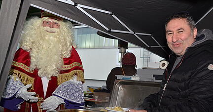 Auch der Nikolaus bekommt von Cem Kara vor dem Secondhand-Kaufhaus der Aufbauhilfe eine Portion Gulasch mit Spätzle, schließlich hat er Geschenke für Kinder im Gepäck.   
Foto: Stefanie Pfäffle