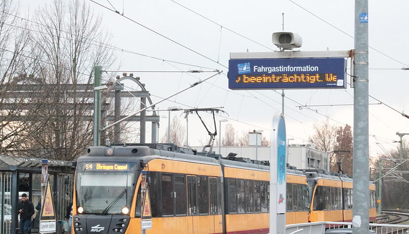 Ein Oberleitungsschaden war der Grund, warum mehrere Tage lang zwischen Öhringen und Heilbronn kaum eine Bahn nach Fahrplan fuhr. Ein Oberleitungsschaden war der Grund, warum mehrere Tage lang zwischen Öhringen und Heilbronn kaum eine Bahn nach Fahrplan fuhr.