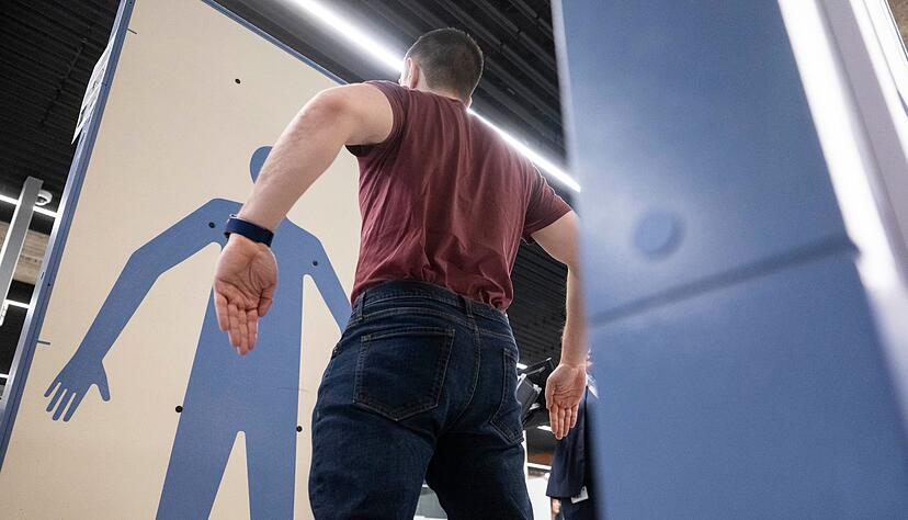 Der Wandel hin zu mehr High Tech bei der Sicherheitskontrolle am Flughafen sei alternativlos, heißt es vom Verband der Luftsicherheitsunternehmen. (Symbolbild) Der Wandel hin zu mehr High Tech bei der Sicherheitskontrolle am Flughafen sei alternativlos, heißt es vom Verband der Luftsicherheitsunternehmen. (Symbolbild)