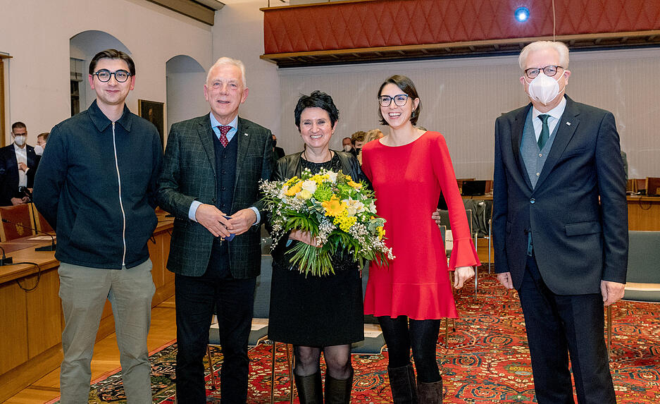 Es war die erwartet klare Sache. Harry Mergel (Zweiter von links) erreichte 81,5 Prozent der Stimmen und geht in seine zweite Amtszeit als Oberbürgermeister in Heilbronn. Es war die erwartet klare Sache. Harry Mergel (Zweiter von links) erreichte 81,5 Prozent der Stimmen und geht in seine zweite Amtszeit als Oberbürgermeister in Heilbronn.