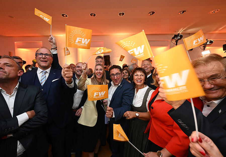Anhänger der Freien Wähler reagieren bei der Wahlparty nach der Bekanntgabe der ersten Prognose zur Landtagswahl in Bayern.