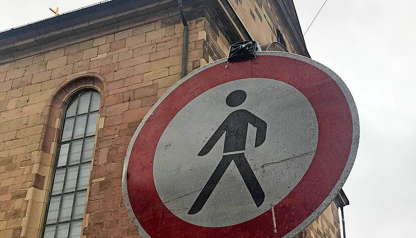 Kein Kirchgang: Das Baustellenschild am Deutschordensmünster hat Symbolcharakter. Vorerst soll es in Heilbronn keine Gottesdienste geben.
Foto: Kilian Krauth Kein Kirchgang: Das Baustellenschild am Deutschordensmünster hat Symbolcharakter. Vorerst soll es in Heilbronn keine Gottesdienste geben.
Foto: Kilian Krauth