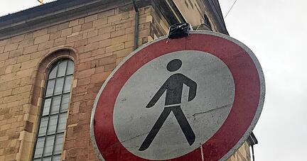 Kein Kirchgang: Das Baustellenschild am Deutschordensmünster hat Symbolcharakter. Vorerst soll es in Heilbronn keine Gottesdienste geben.
Foto: Kilian Krauth